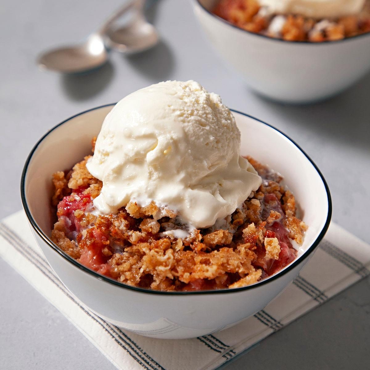 strawberry rhubarb crisp - Article 2